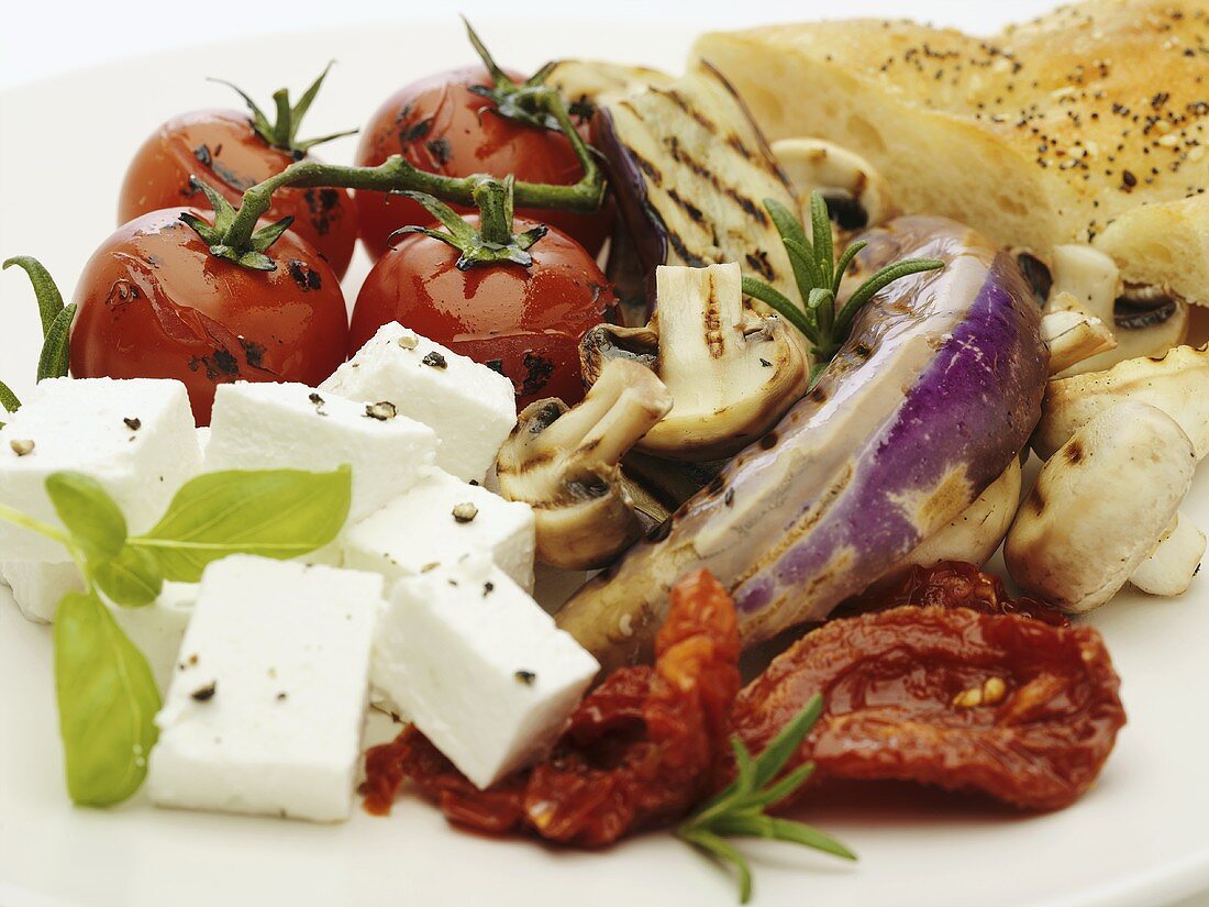Appetiser platter: vegetables, sheep's cheese & flatbread