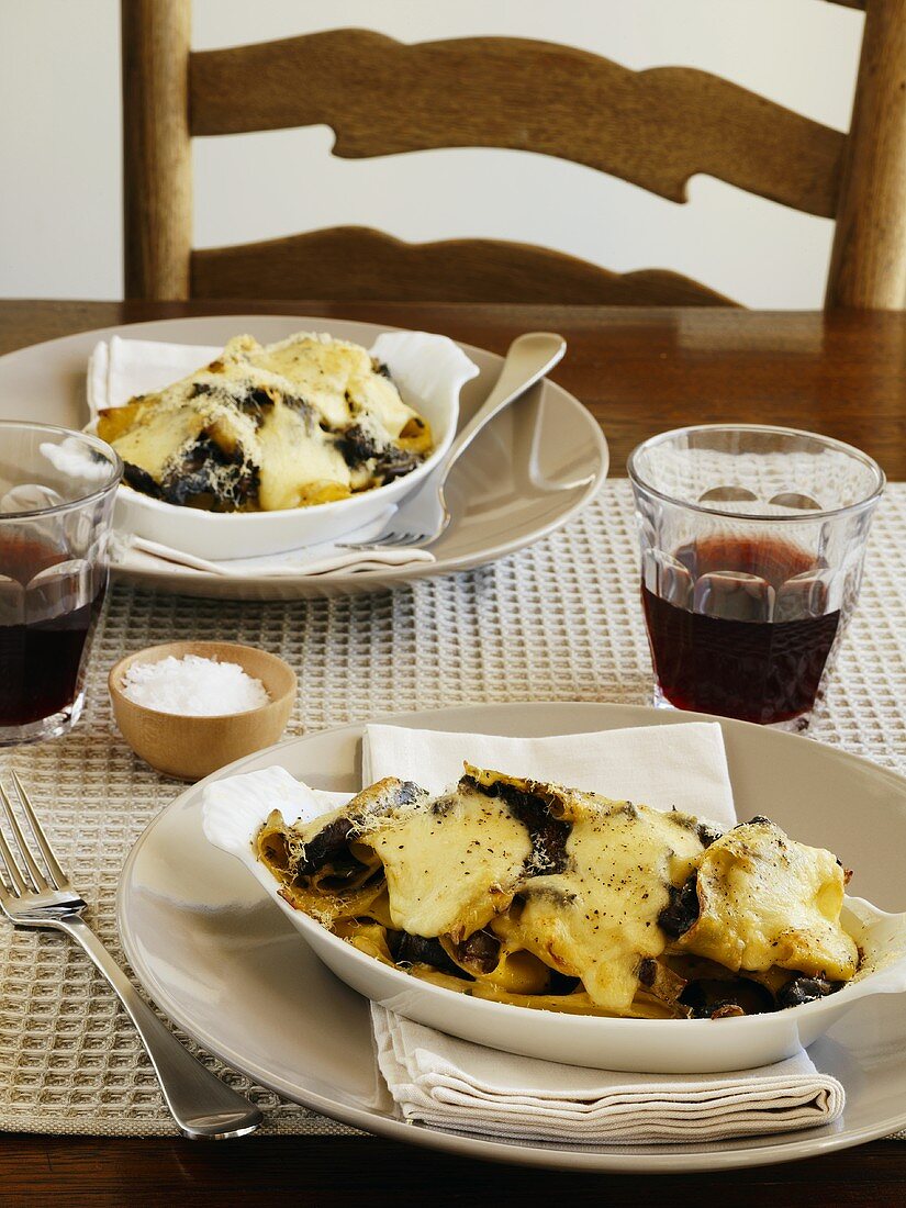 Pasta and mushroom gratins with cheese