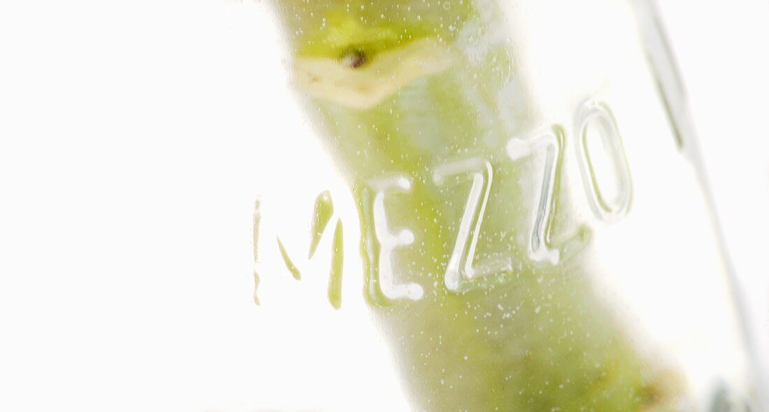 Flasche mit Aufschrift 'Mezzo' (Ausschnitt)