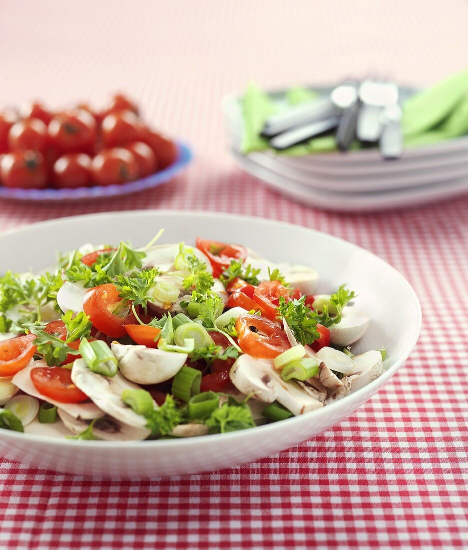 Tomaten-Champignon-Salat mit Lauch und Petersilie