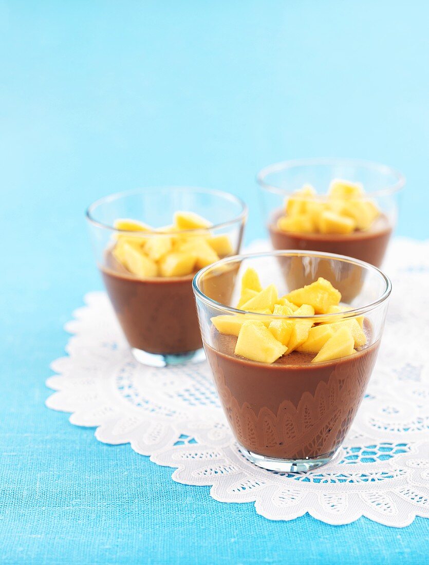 Schokoladenpudding mit frischen Mangowürfeln