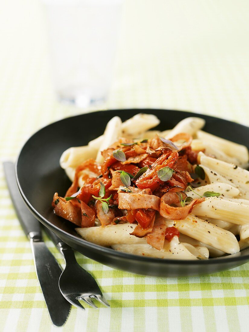 Penne mit Schinken, Paprikaschoten und Thymian