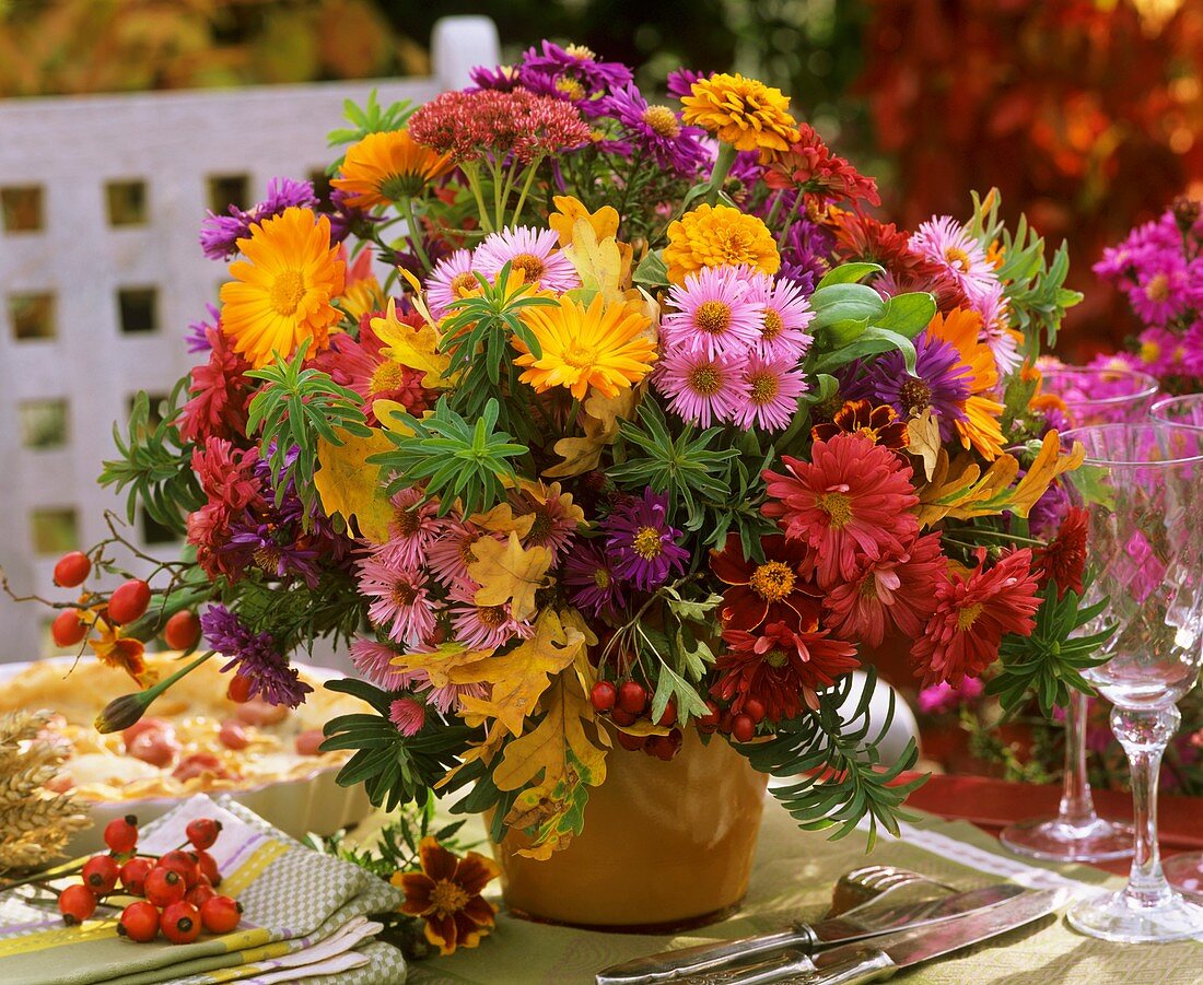 Herbstlicher Strauss aus Ringelblumen, Astern, Zinnien