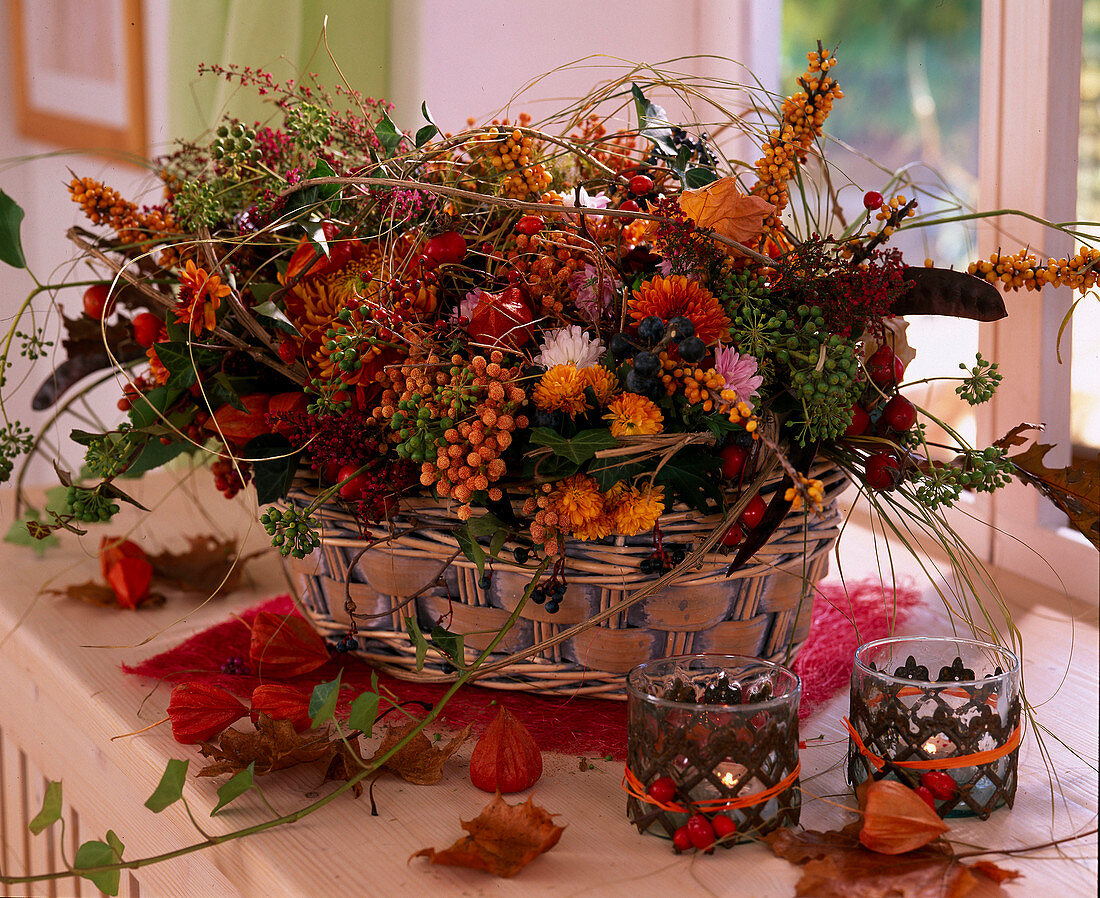 Herbststrauss mit Beerenschmuck