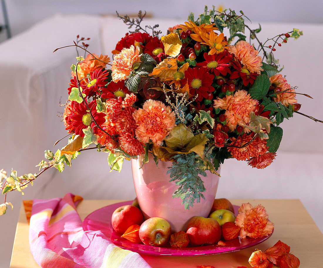 Herbstlicher Blumenstrauss mit Nelken und Chrysanthemen