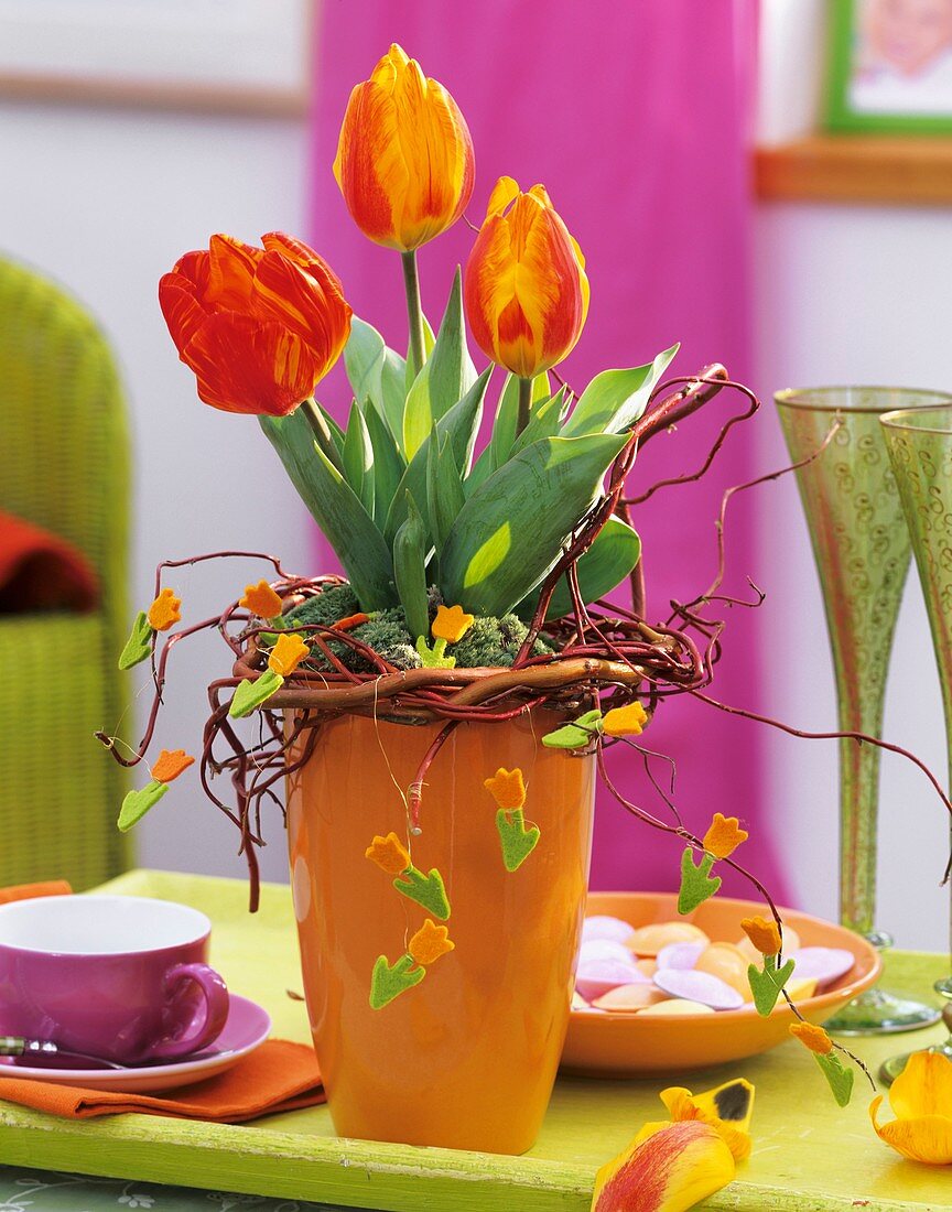 Vase mit Tulpen, Weidenkranz und Filztulpen