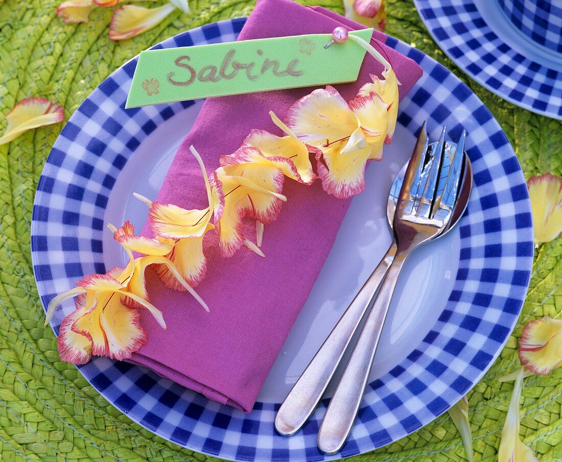 Napkin decoration with threaded flower petals