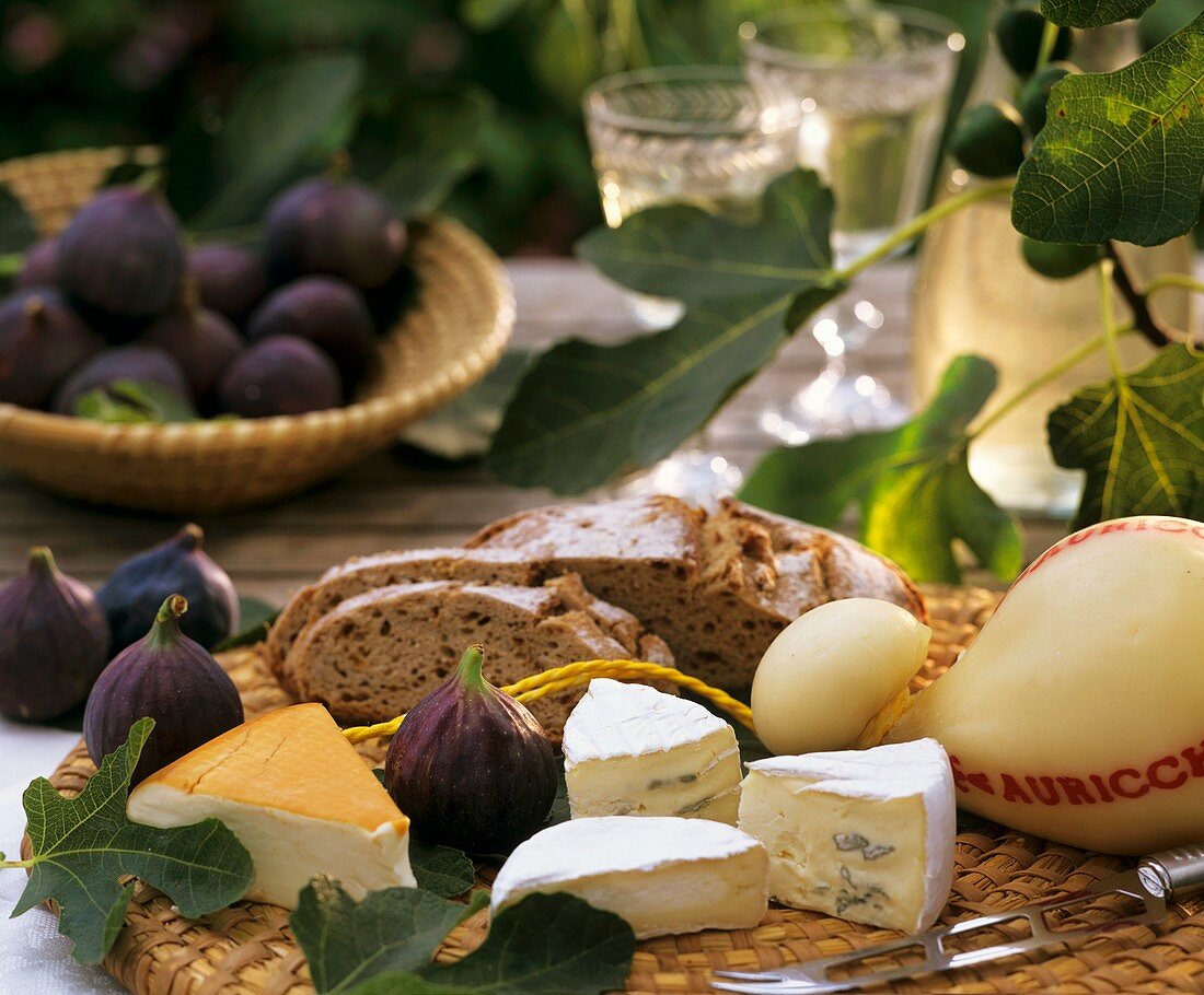Cheese with figs and farmhouse bread