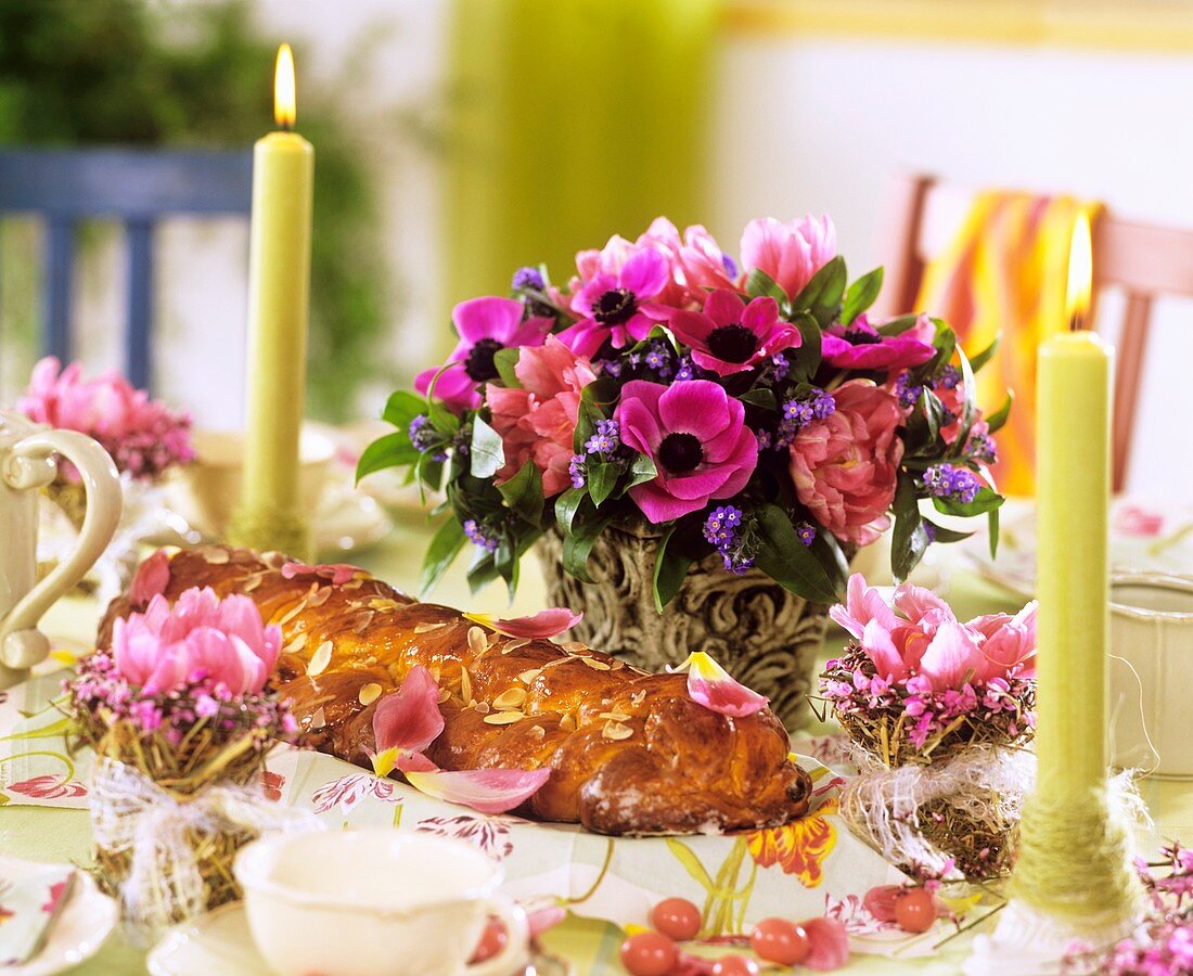 Gedeckter Tisch mit Osterzopf und Frühlingsstrauss