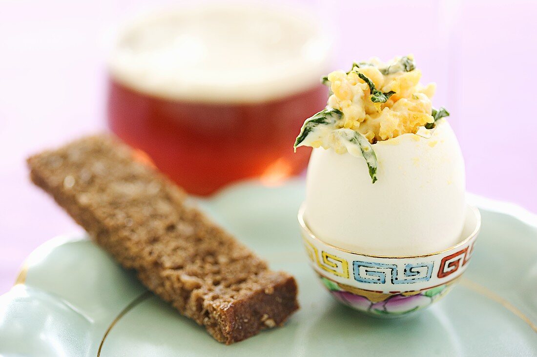 Eierschale mit Eigelb, Spinat und Creme fraiche gefüllt