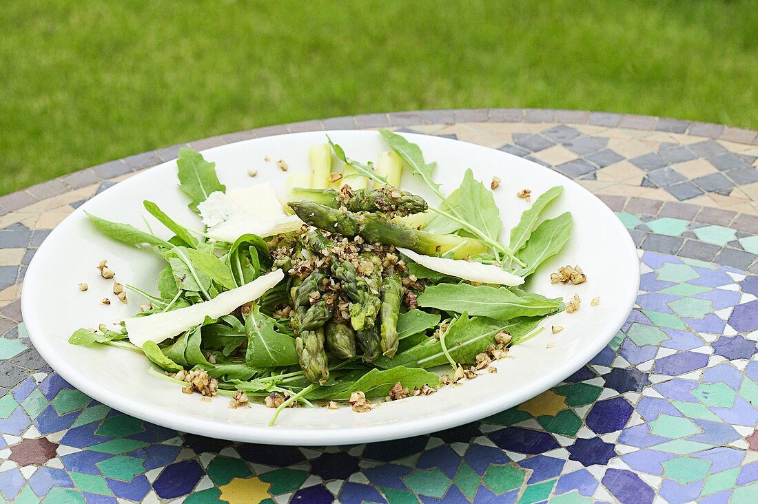 Grüner Spargel mit Haselnussvinaigrette auf Rucola