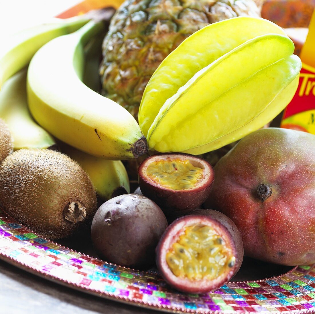 Verschiedene exotische Früchte auf Teller