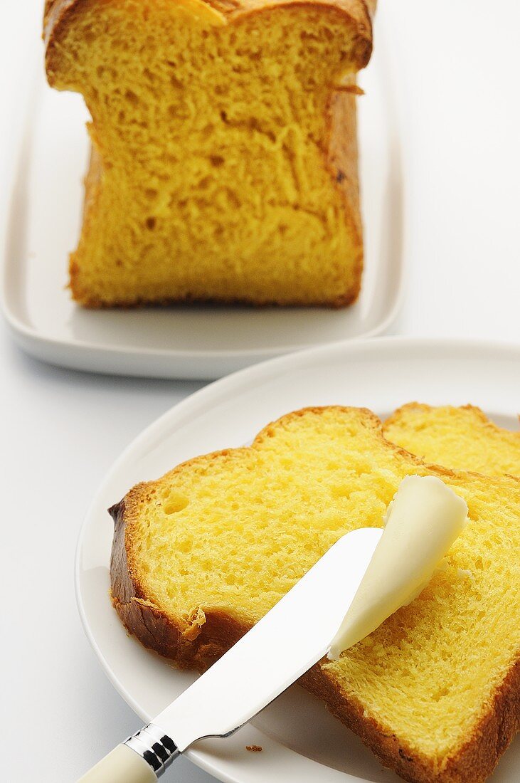 Brioche mit Butter