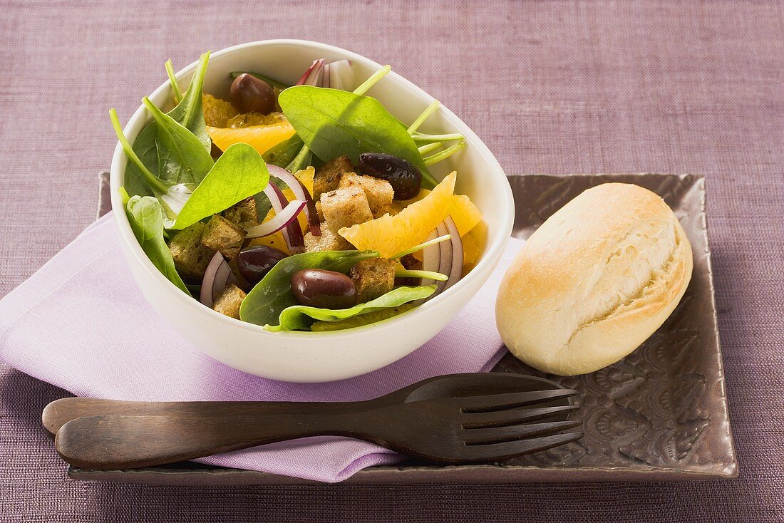 Spinat-Zwiebel-Salat mit Orangen