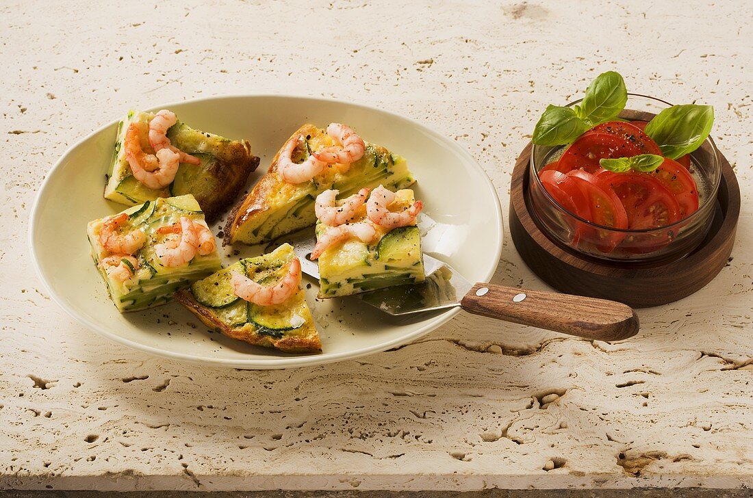 Zucchinitortilla mit Garnelen und Tomatensalat