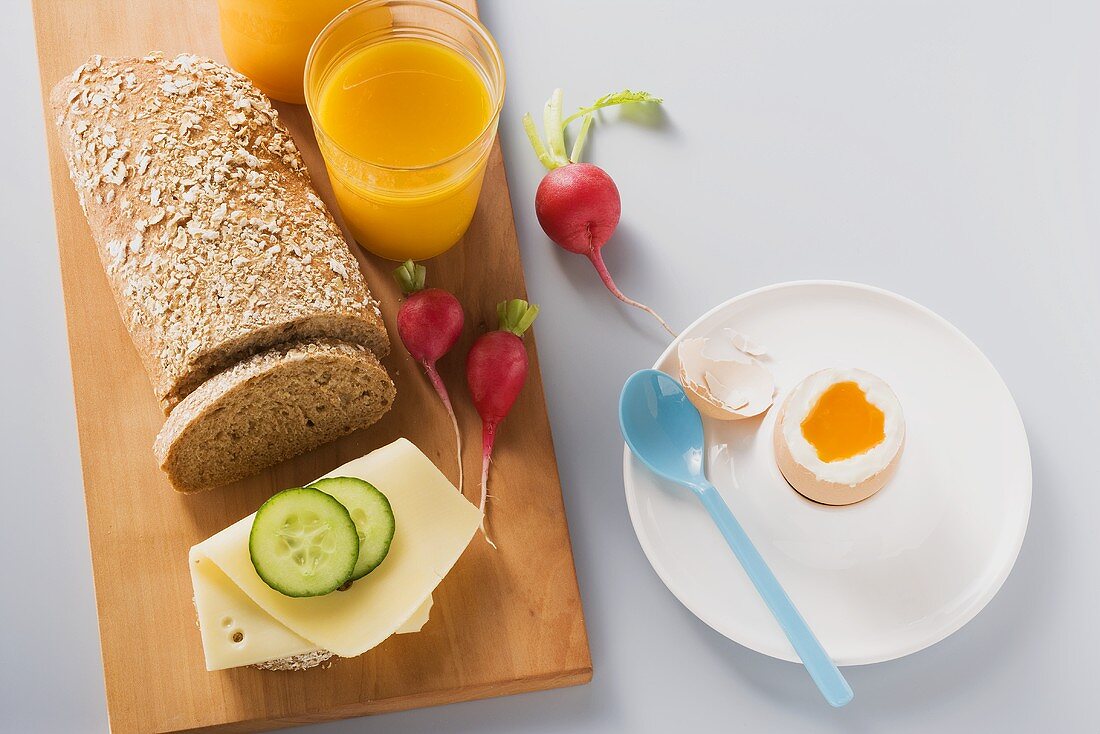 Frühstücksei und Vollkornbrot mit Käse und Gurke