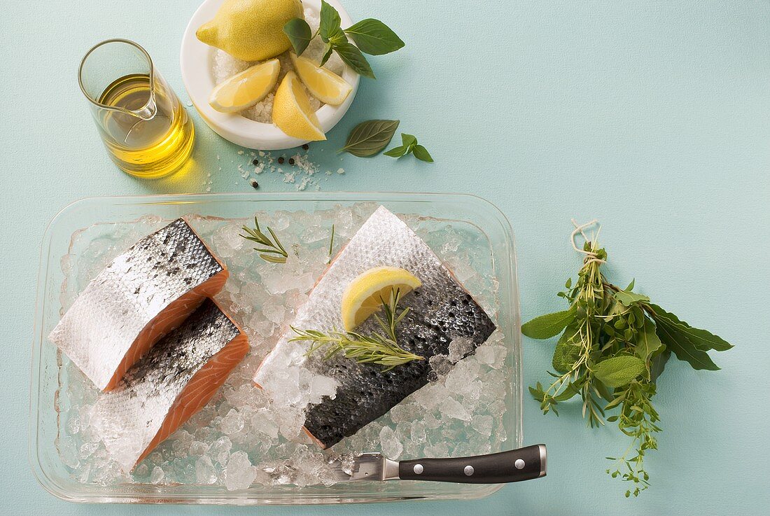 Lachs auf Crushed Ice, Olivenöl, Zitrone, Kräutersträusschen