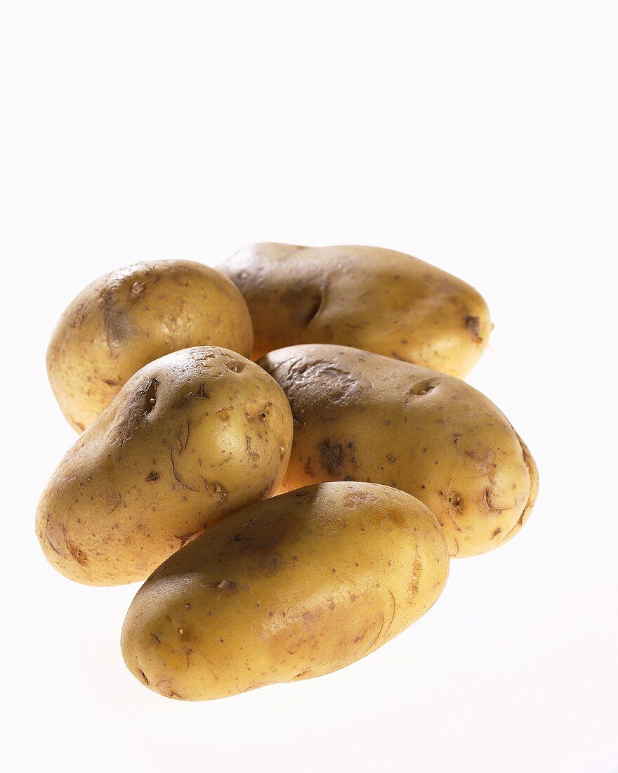 Fünf Kartoffeln der Sorte 'Nicola'