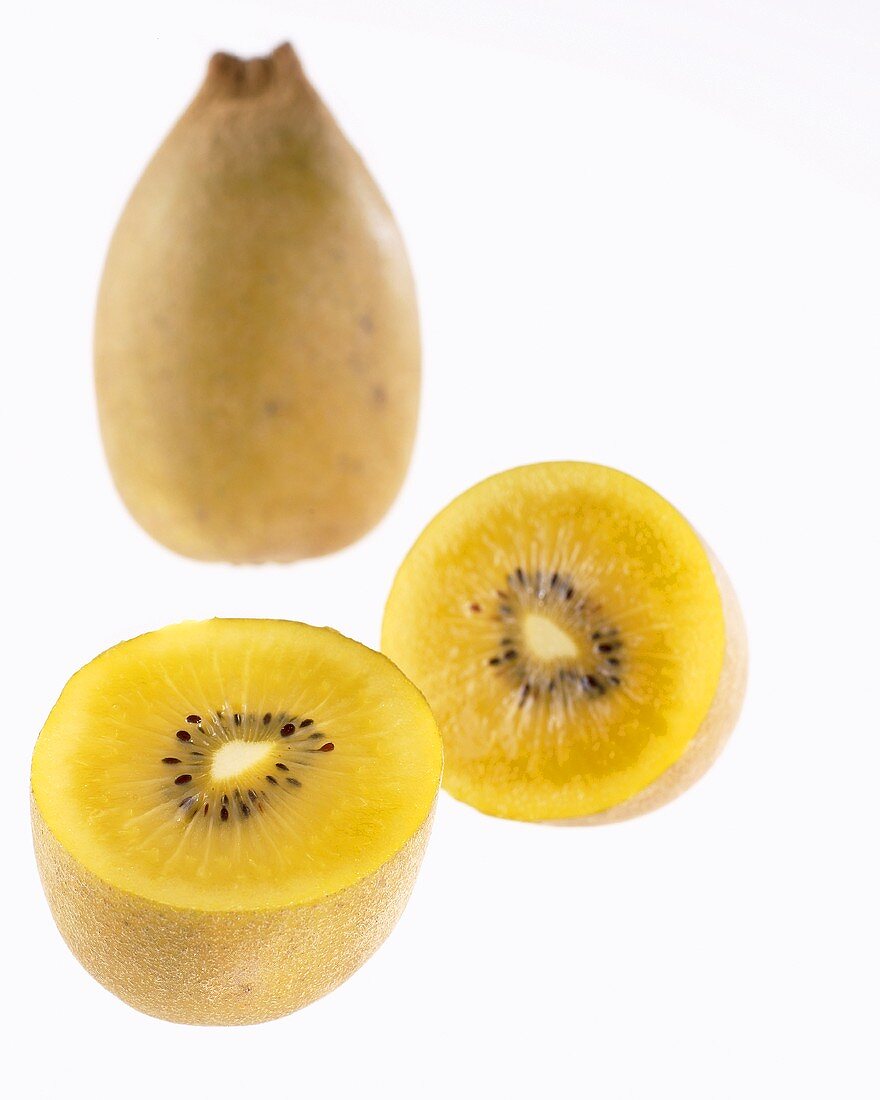 Gelbe Kiwi (Goldkiwi, Actinidia deliciosa Gold), ganz und halbiert