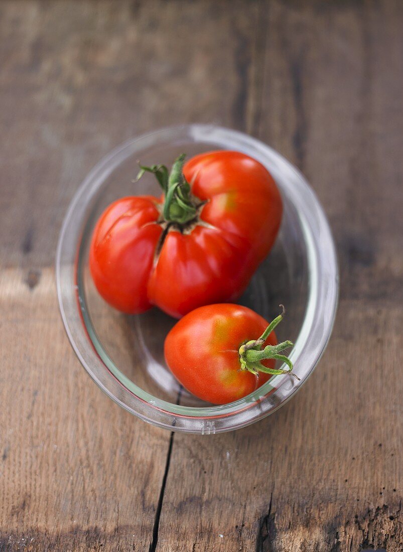 Two tomatoes, variety 'Handschussheimer Feld'