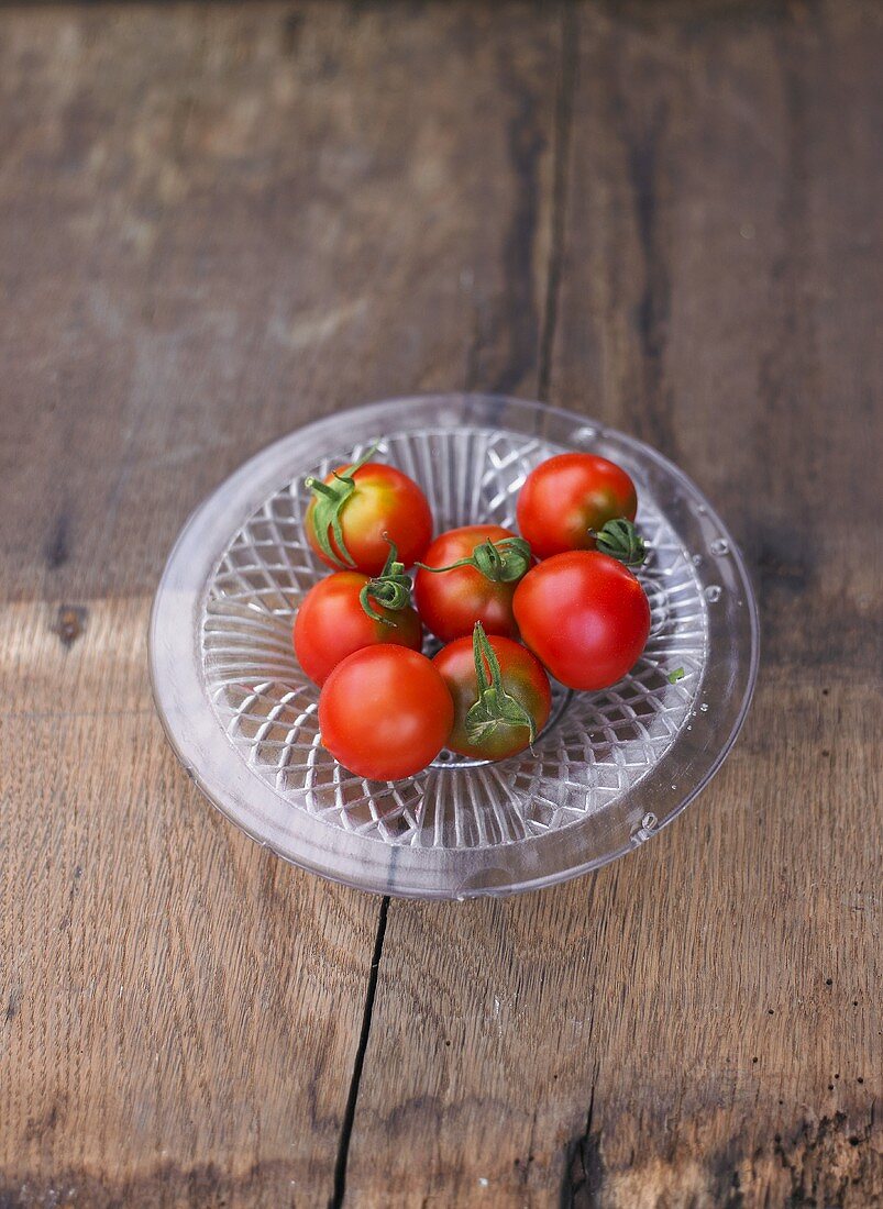 Mehrere Tomaten der Sorte Maigloeckchen auf Glasteller