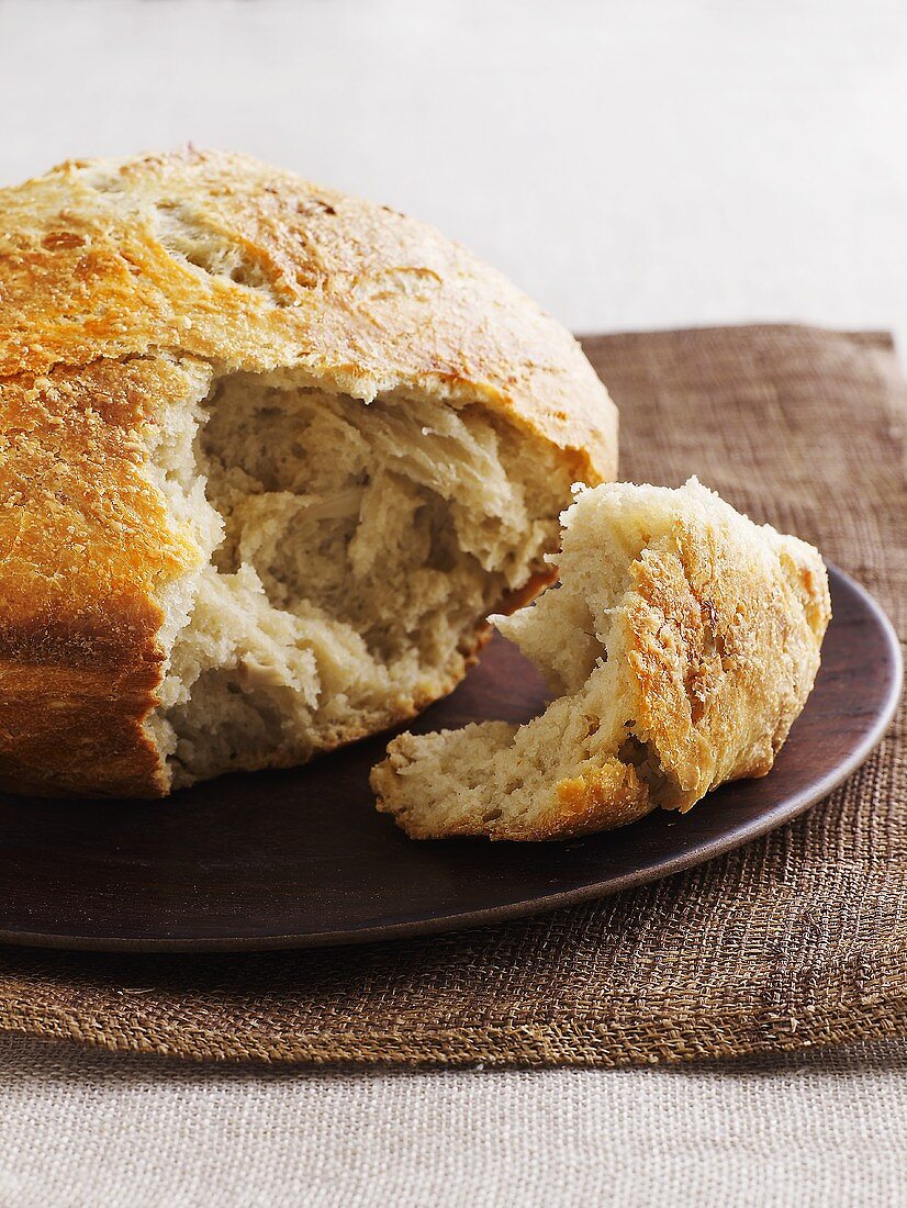 Angebrochenes Knoblauch-Weißbrot