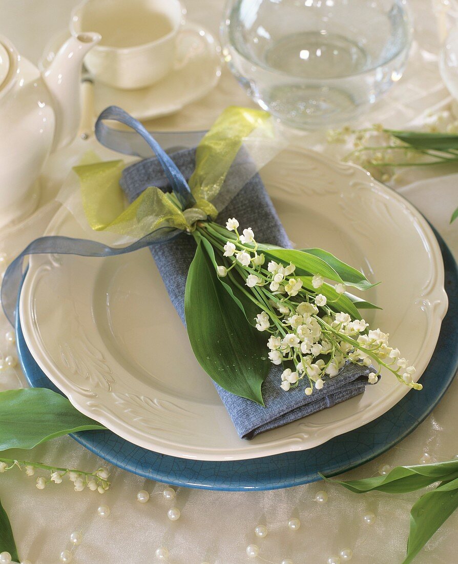 Lily-of-the-valley napkin decoration