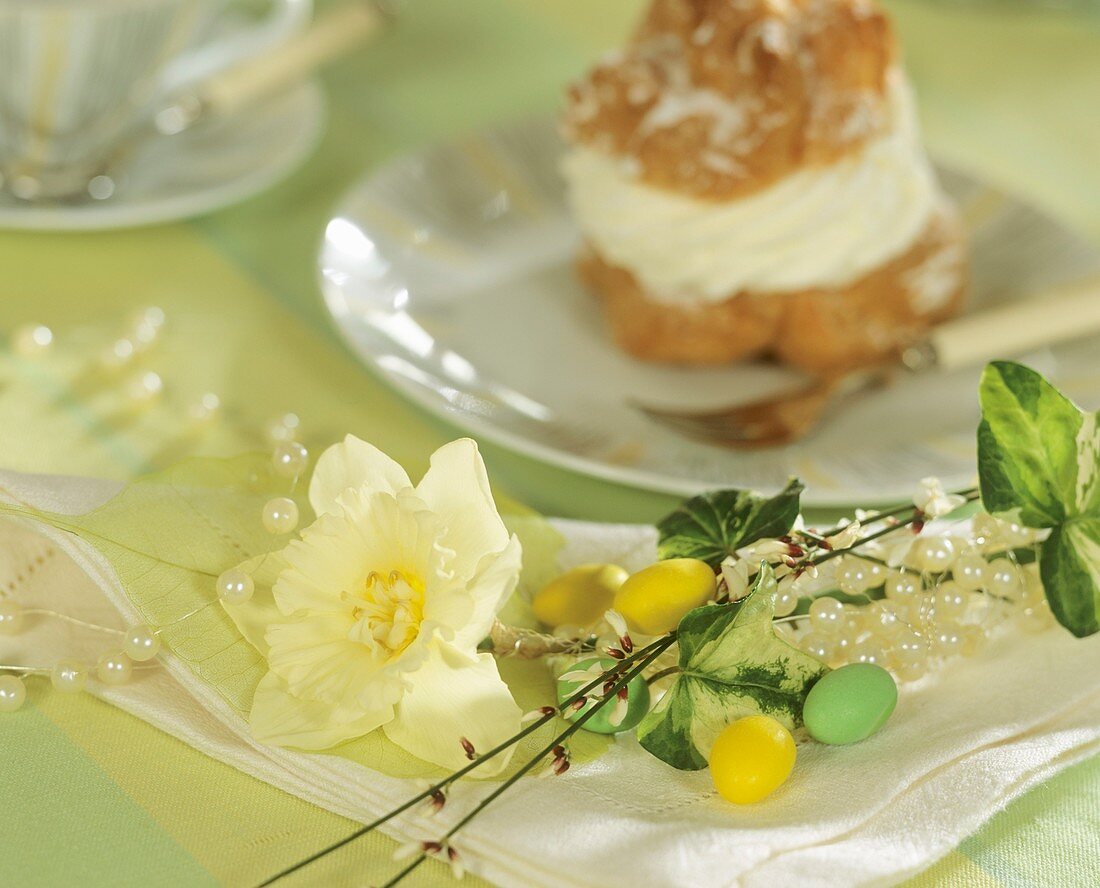 Napkin decoration with narcissus & sugar eggs, choux pastry