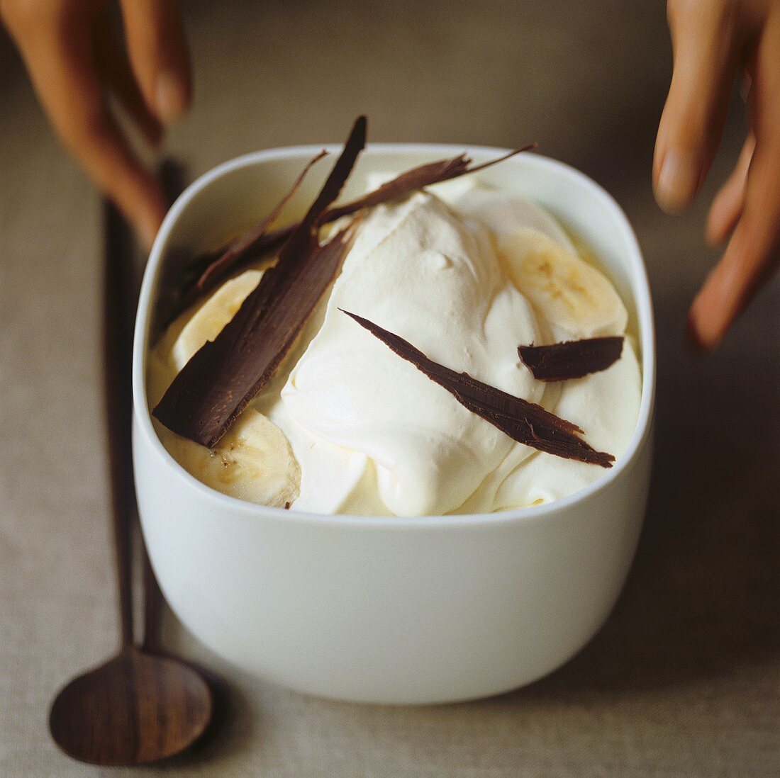 Bananendessert mit Schlagsahne und Schokospänen