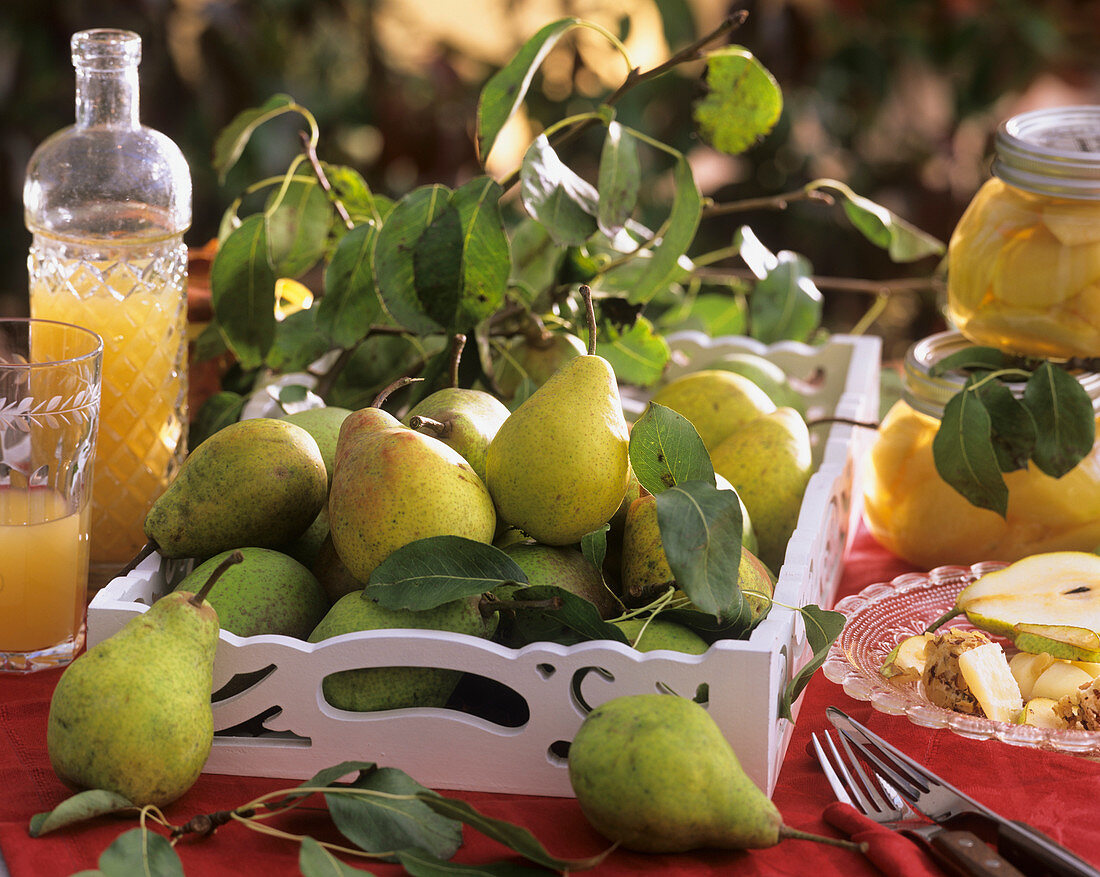 Birnen auf weißem Holztablett, Birnensaft und -kompott