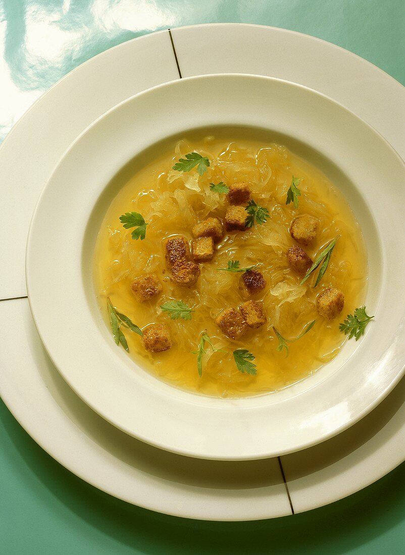 Sauerkrautsuppe mit gerösteten Croûtons