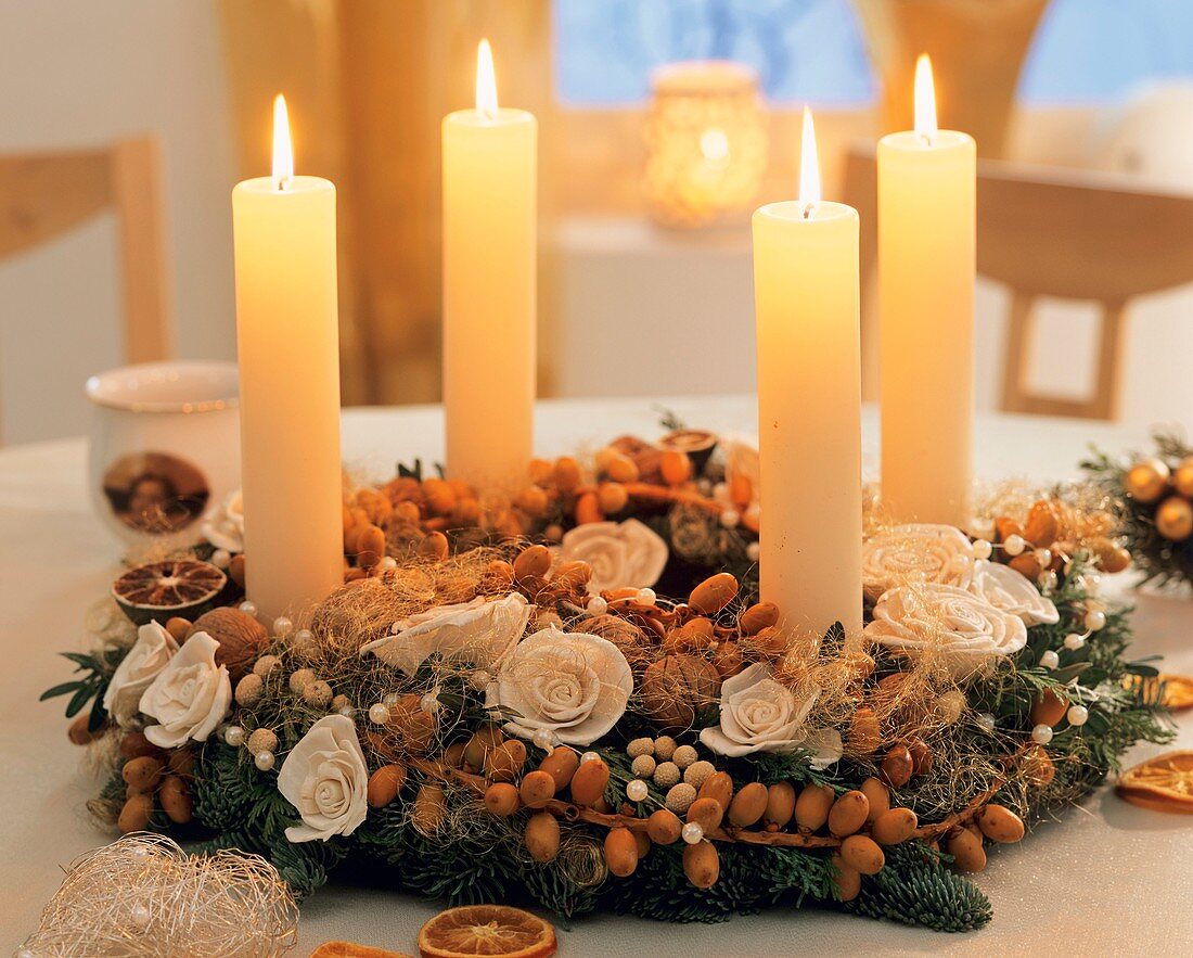 Adventskranz mit weissen Kerzen und Dattelzweigen