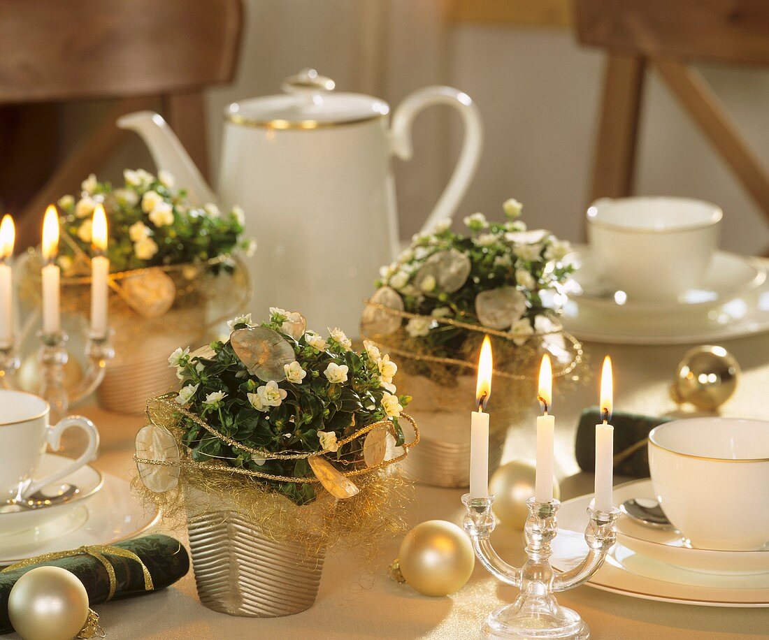 Table decoration in white and silver