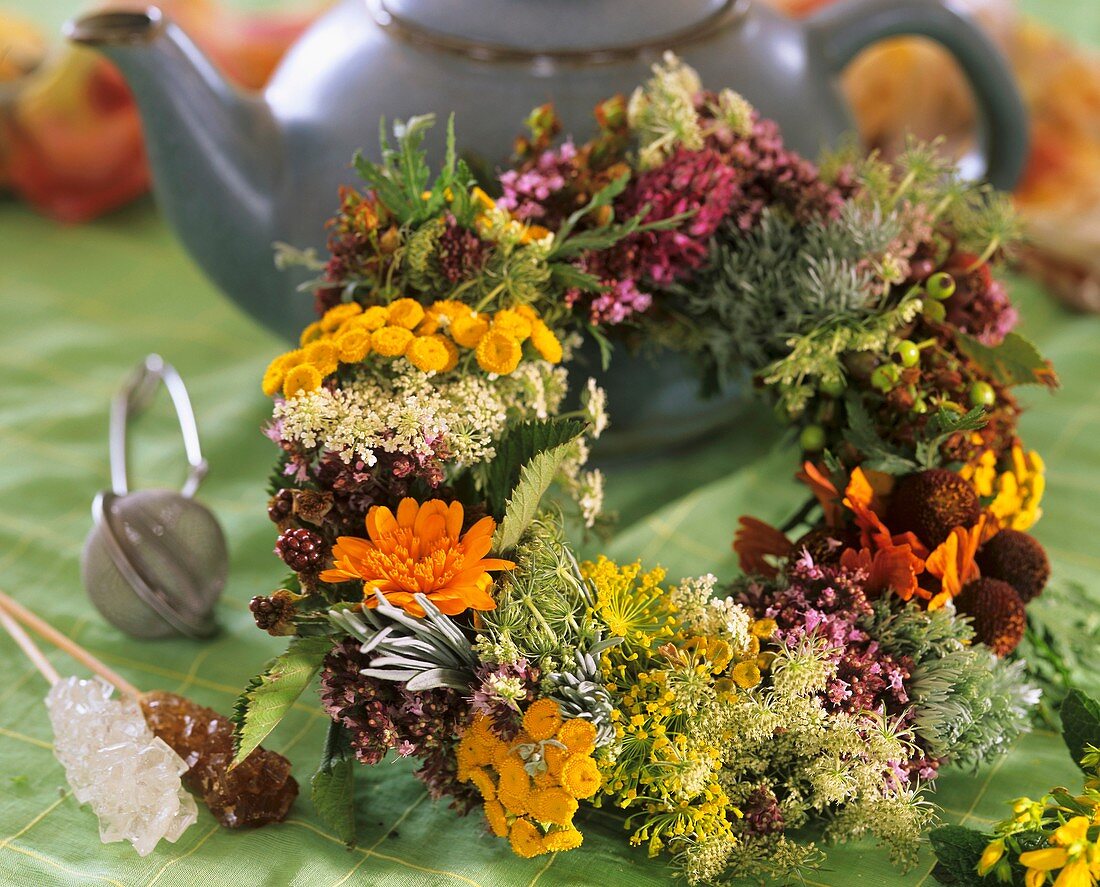 Sommerlicher Kräuterkranz und Teezubehör