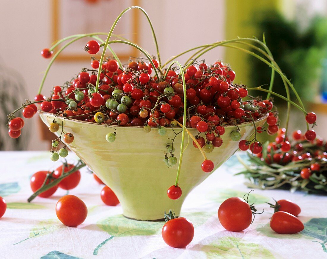 Edible table decoration: cocktail tomatoes in bowl