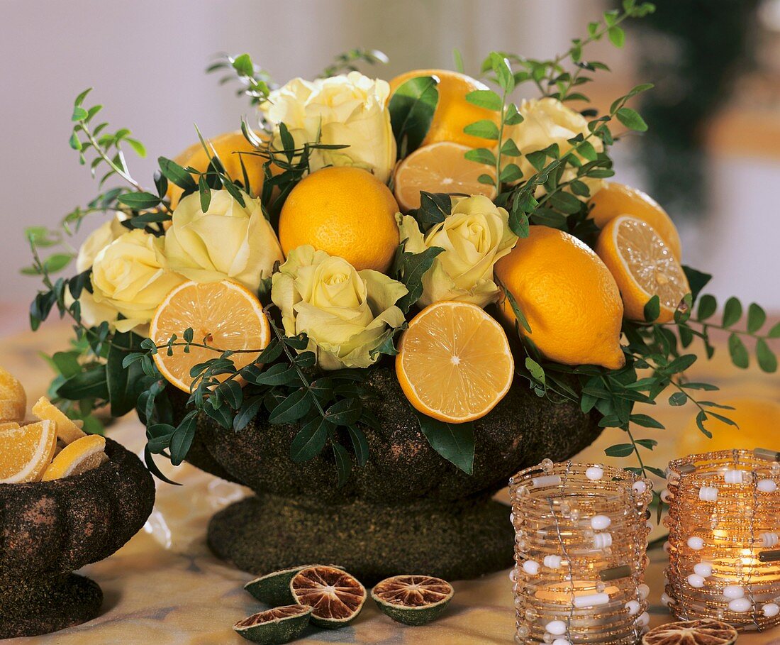 Arrangement: lemons, yellow roses 'Hollywood', pistachio leaves