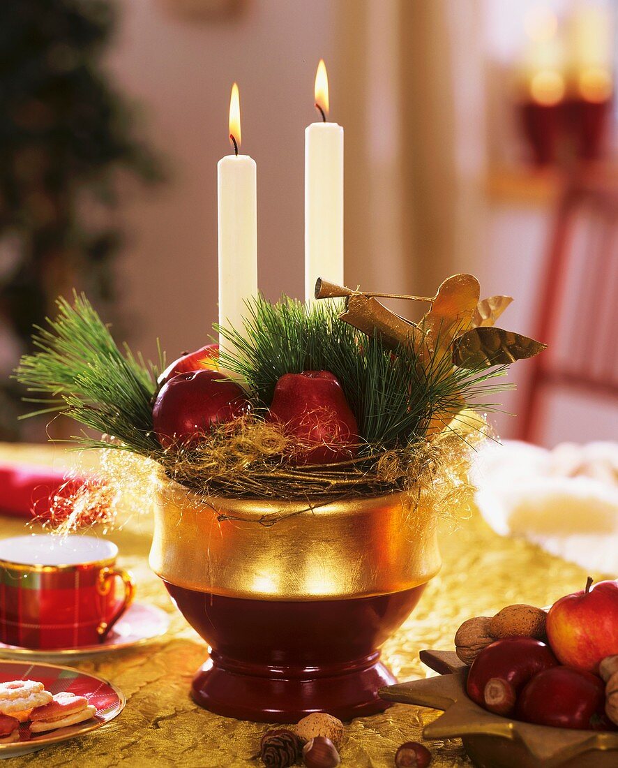 Advent arrangement with apples, twigs and candles