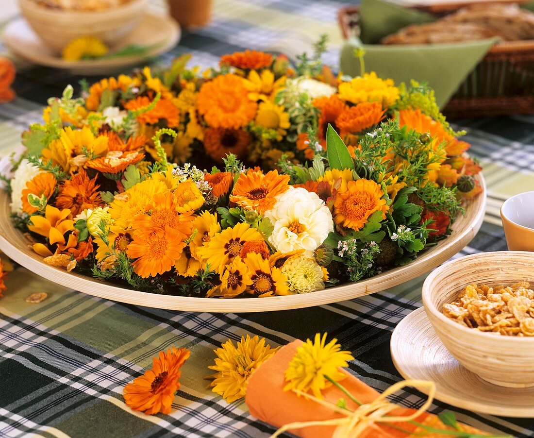 Mädchenauge, Ringelblume, Dahlie, Salbei und Storchenschnabel