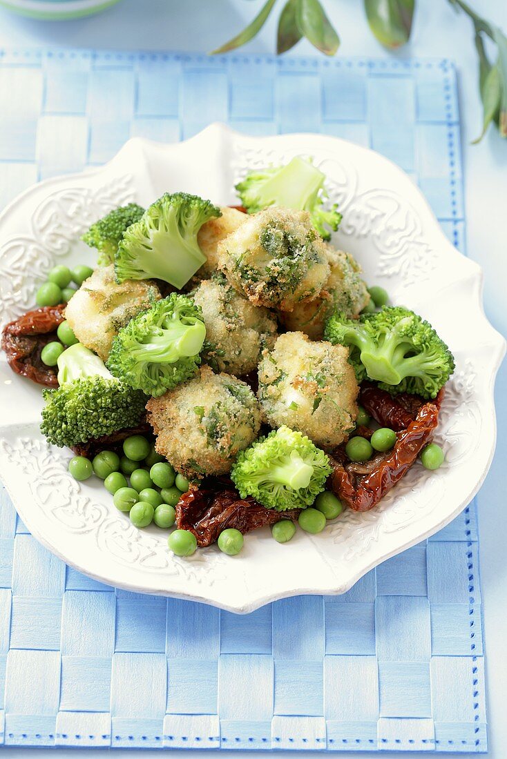 Frittierter Mozzarella mit Gemüsebeilagen