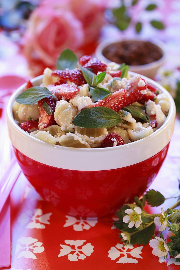 Nudelsalat mit Erdbeeren