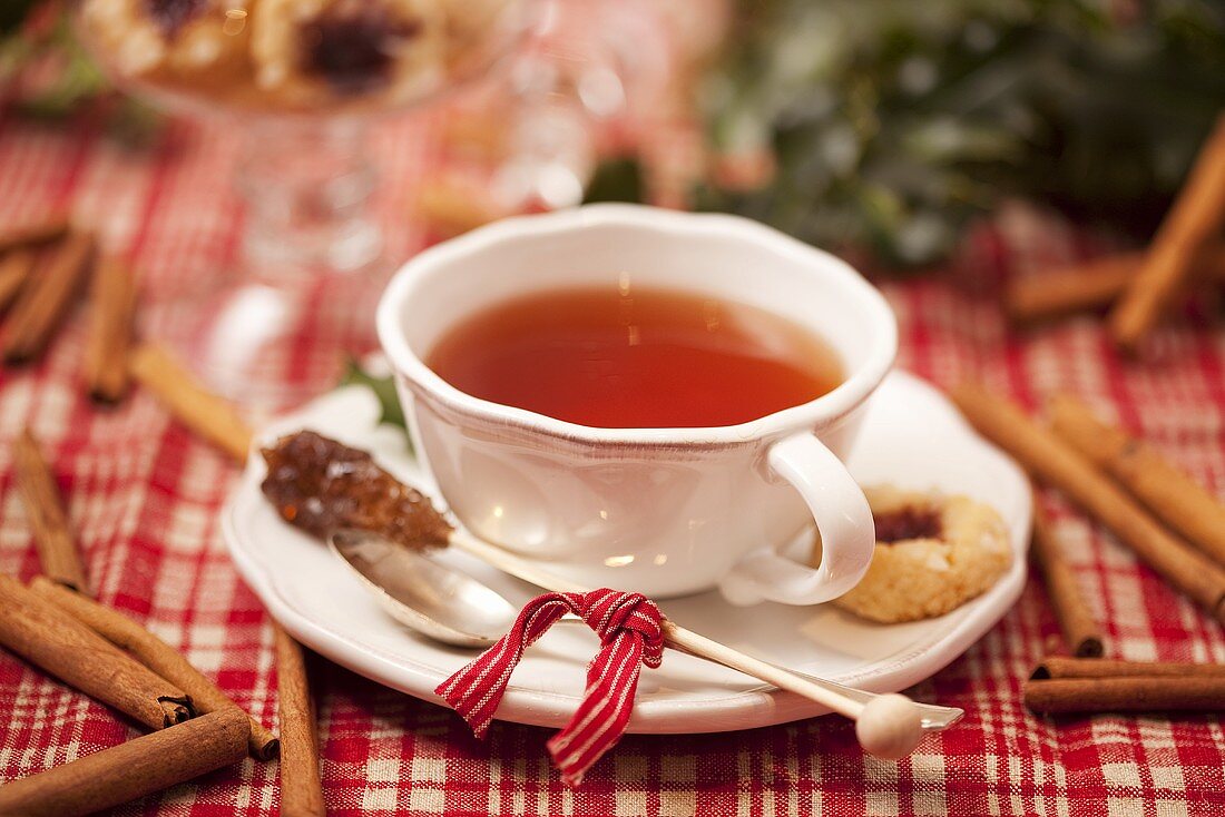 Teetasse mit Kandisstick zu Weihnachten