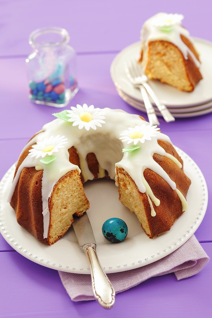 Iced yeast cake for Easter