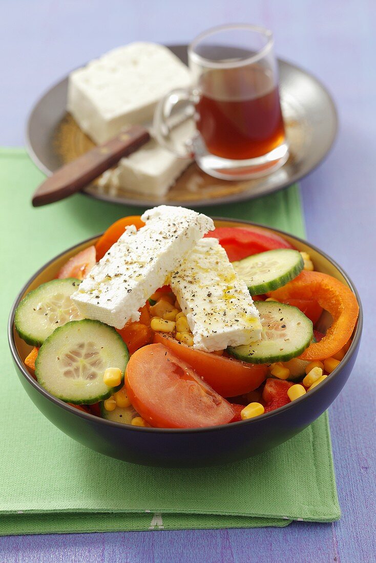 Maissalat mit Gurken, Tomaten, Paprika und Schafskäse