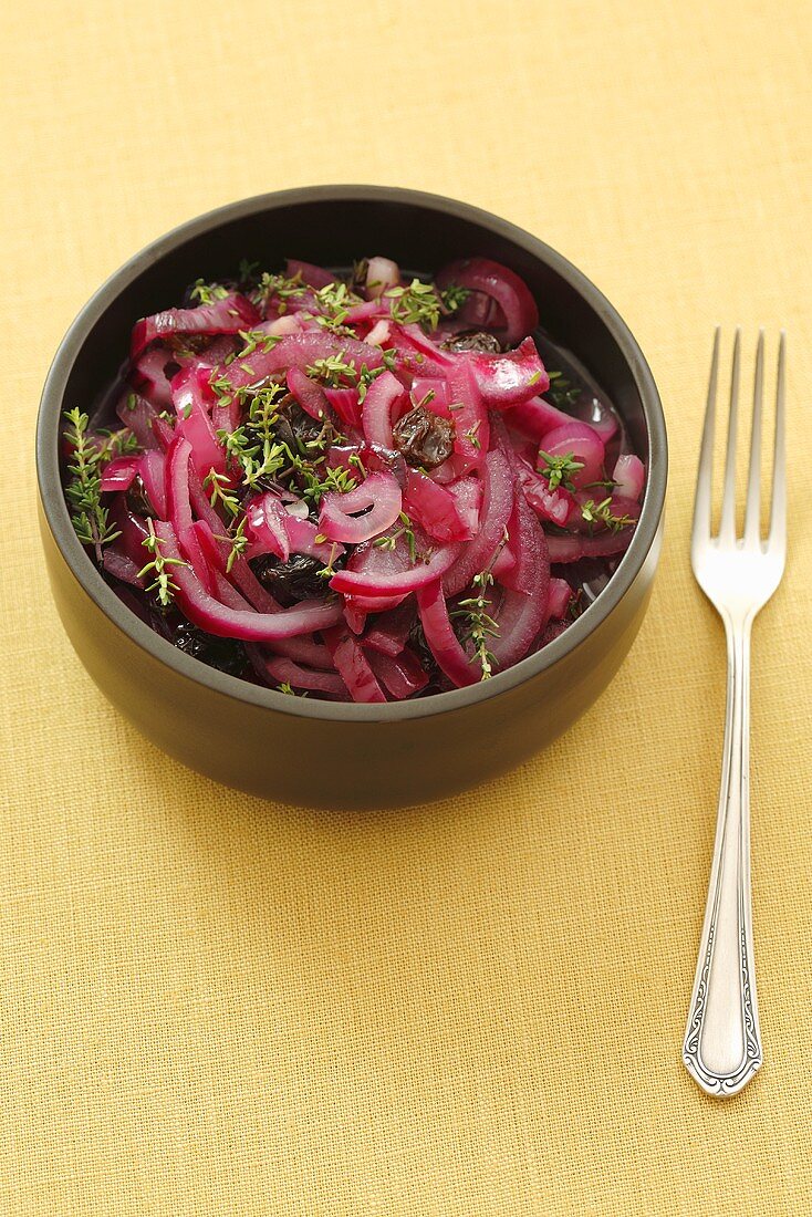 Red onion chutney with raisins and thyme