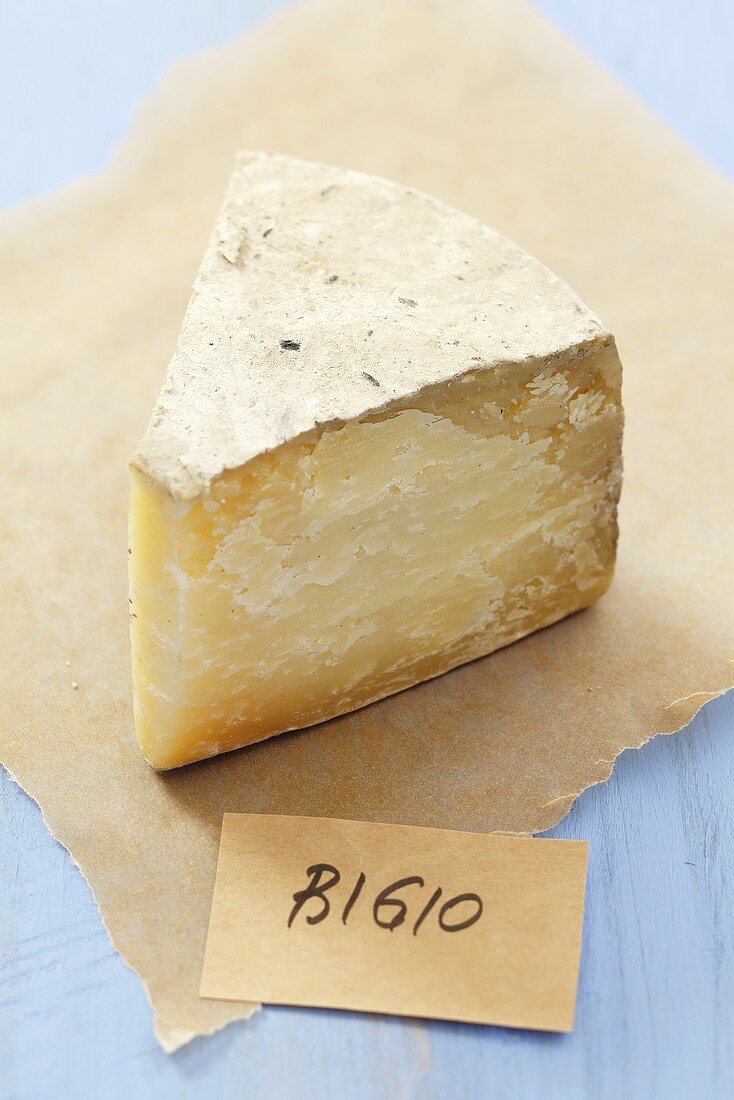 Stück Bigio (Hartkäse aus Italien) auf Papier