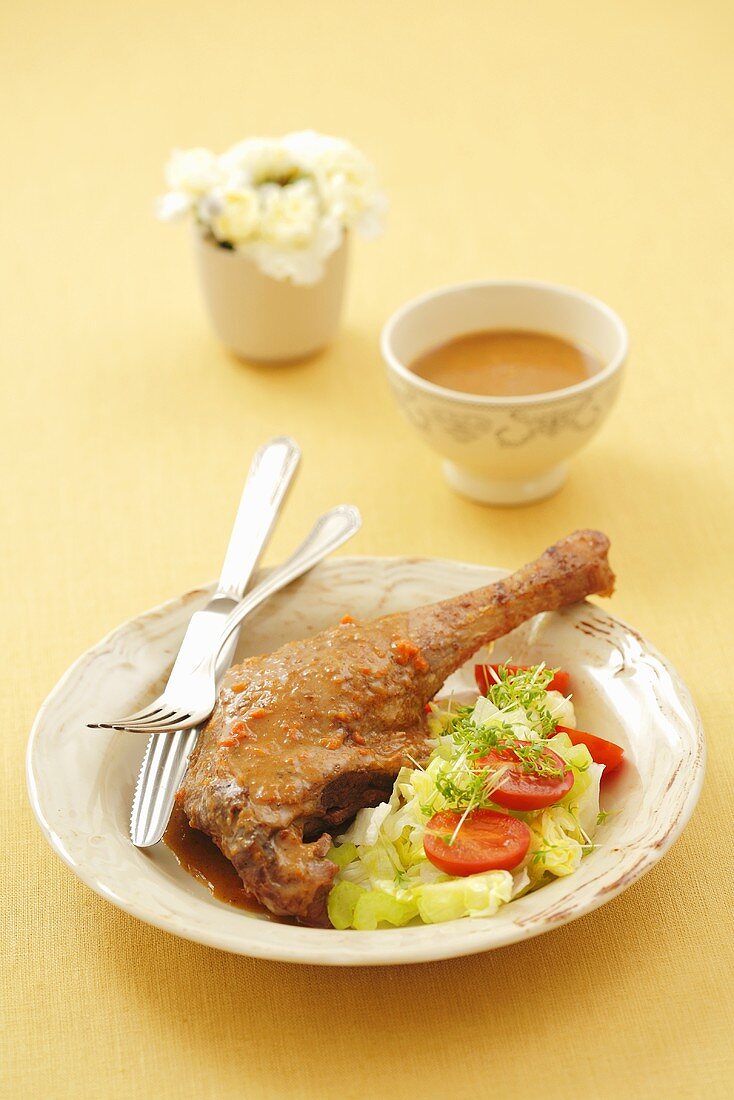 Gebratene Gänsekeule mit Eissalat und Tomaten