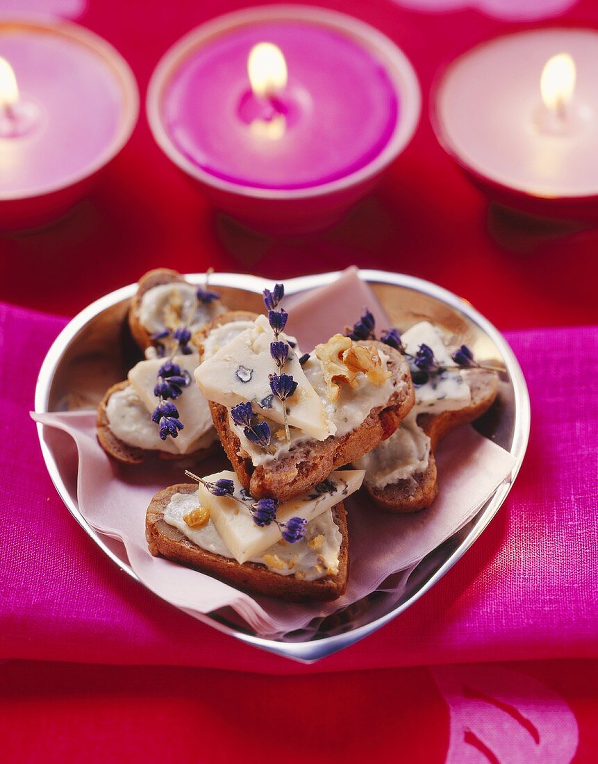 Gorgonzola with lavender flowers on toasted walnut bread