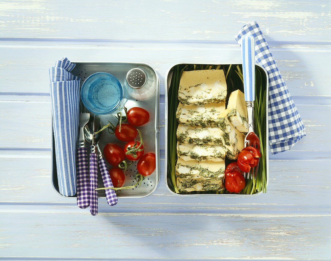 Frittata mit Ziegenfrischkäse und Tomaten in einer Lunchbox