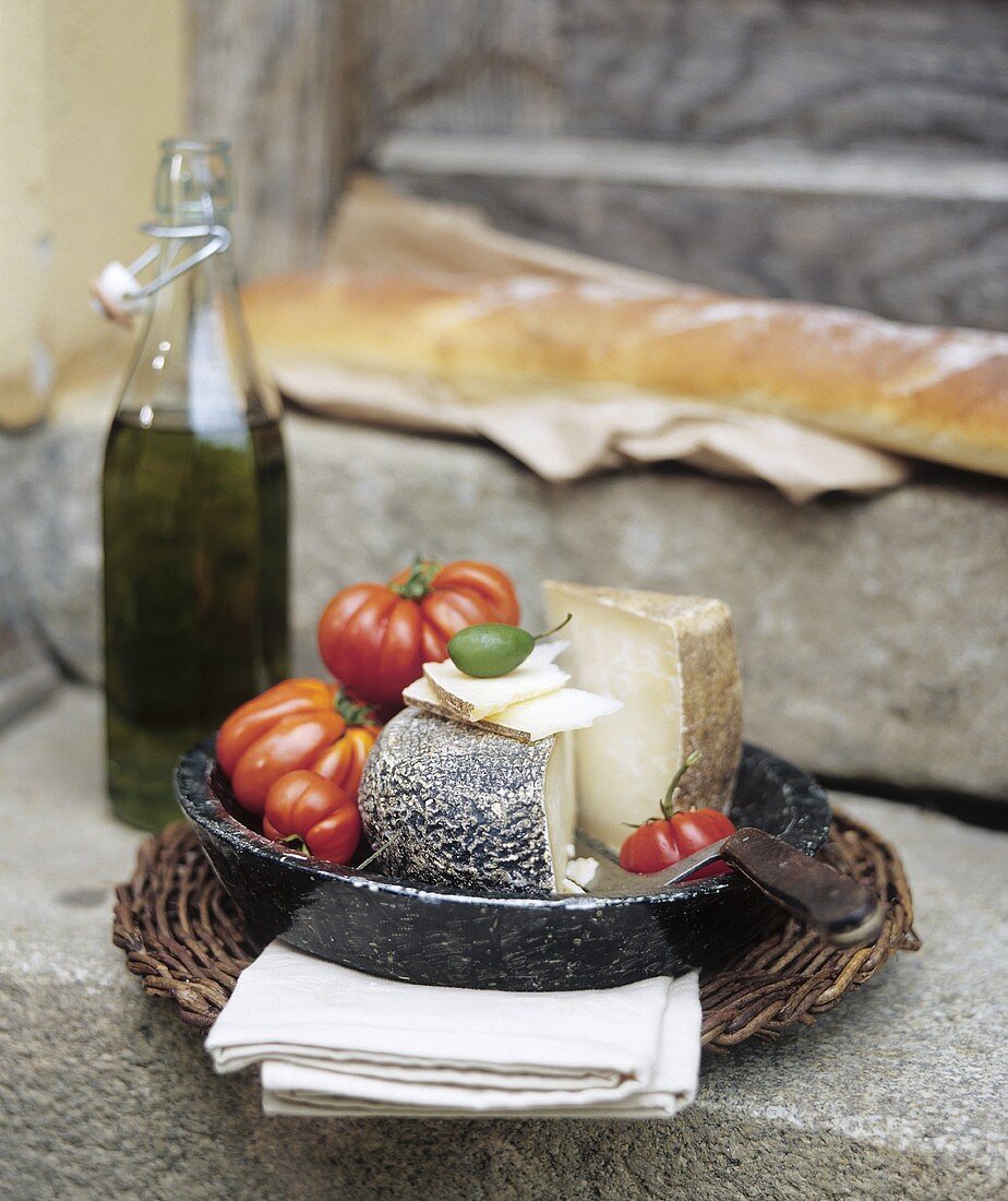 Italienischer Käse, Tomaten, Olivenöl und Weißbrot