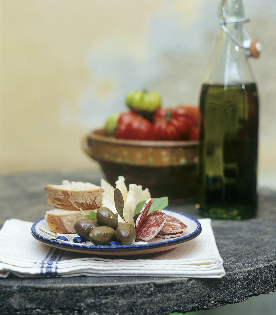 Italienische Brotzeit mit Hartwurst, Oliven und Käse